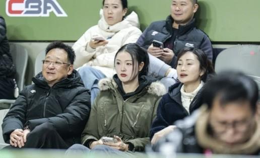 华体会体育-老婆来看球压力大？张常宁现身同曦主场，吴冠希连丢关键罚球